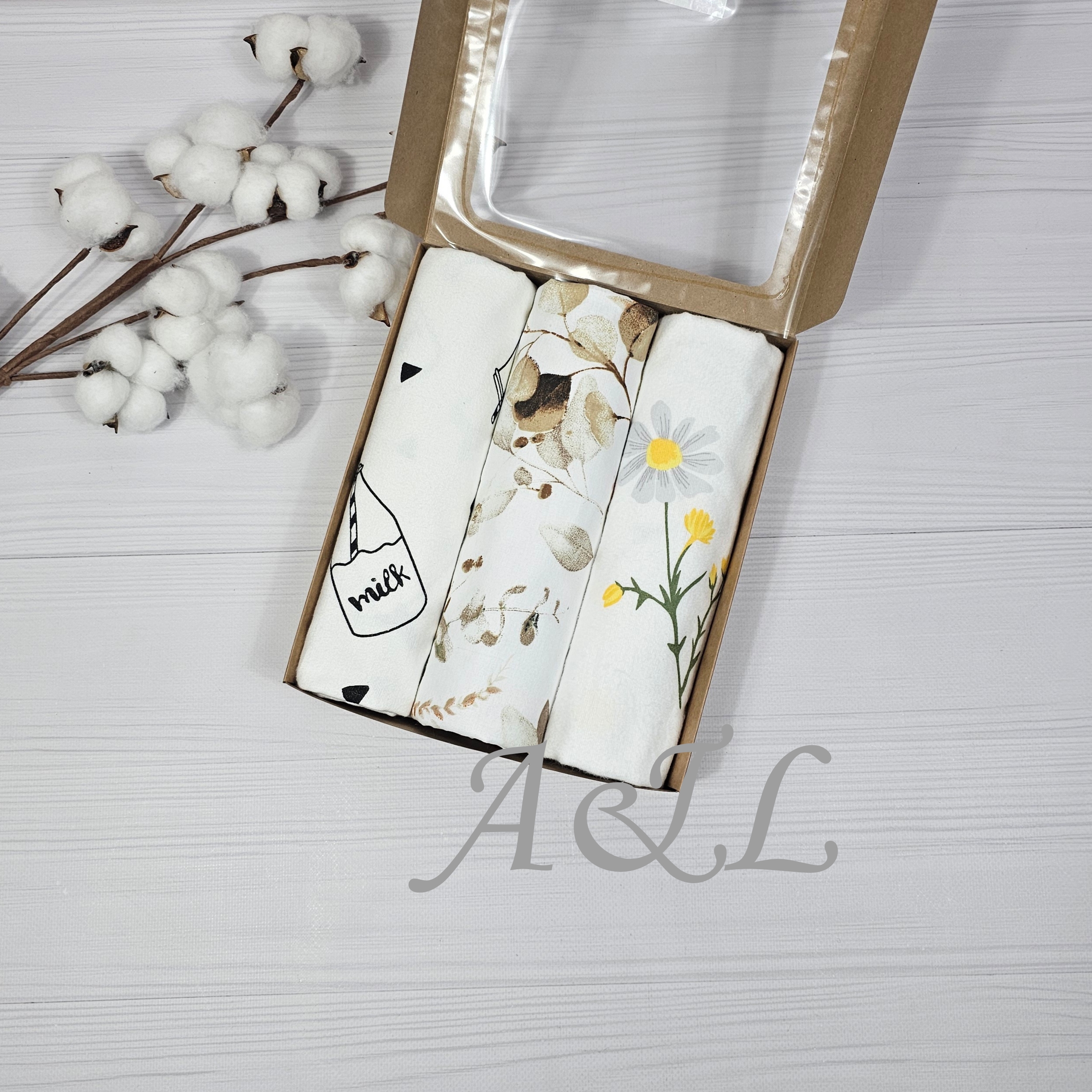 Набір дитячих пелюшок із різним принтом Набір із трьох дитячих пелюшок із малюнками зайчиками та інших елементів, упакований у подарункову коробку з прозорою кришкою