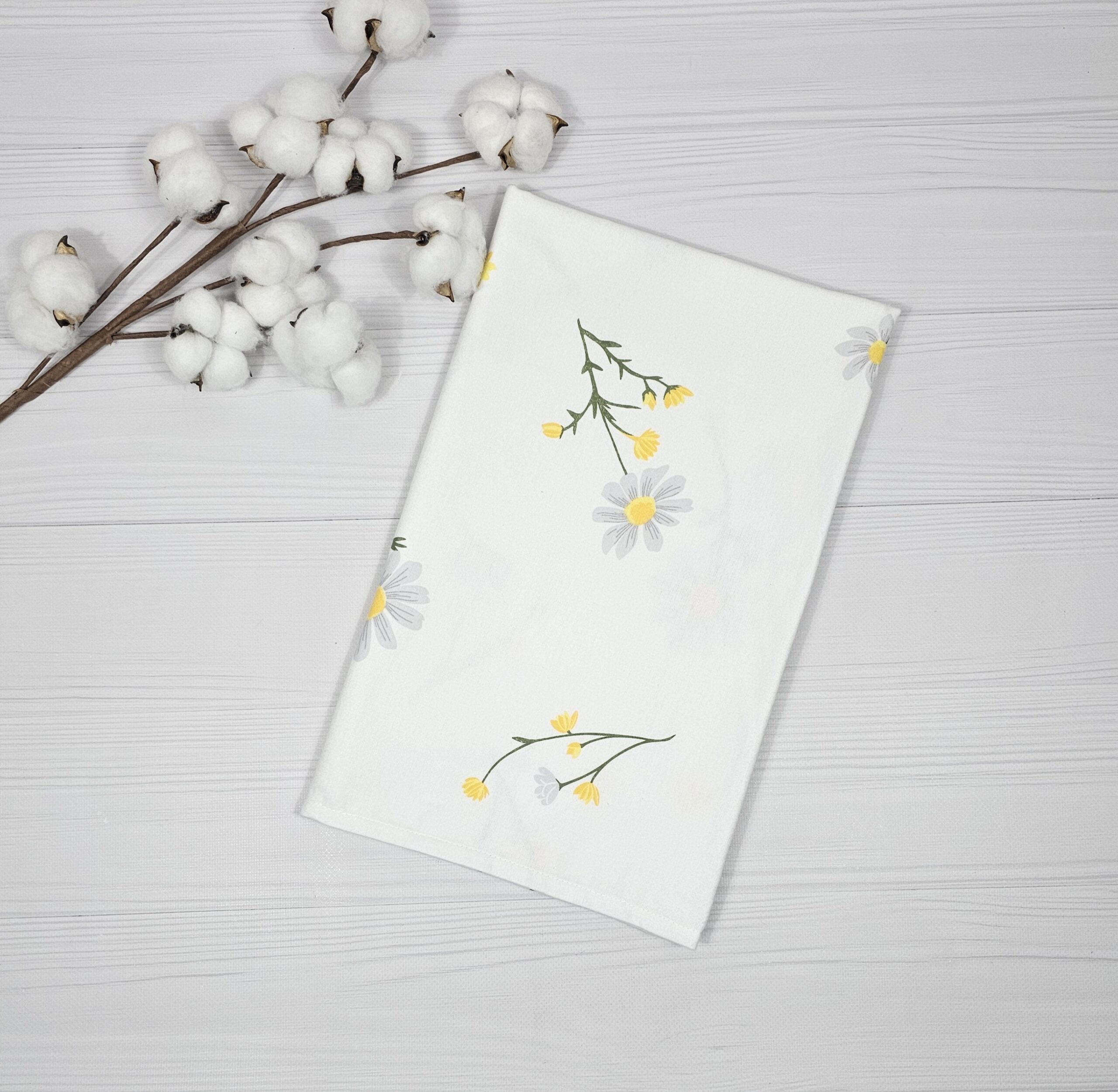 Фланелева пелюшка з принтом Фланелева пелюшка з милим принтом ромашкового поля з написом акуратно складена на білому фоні,