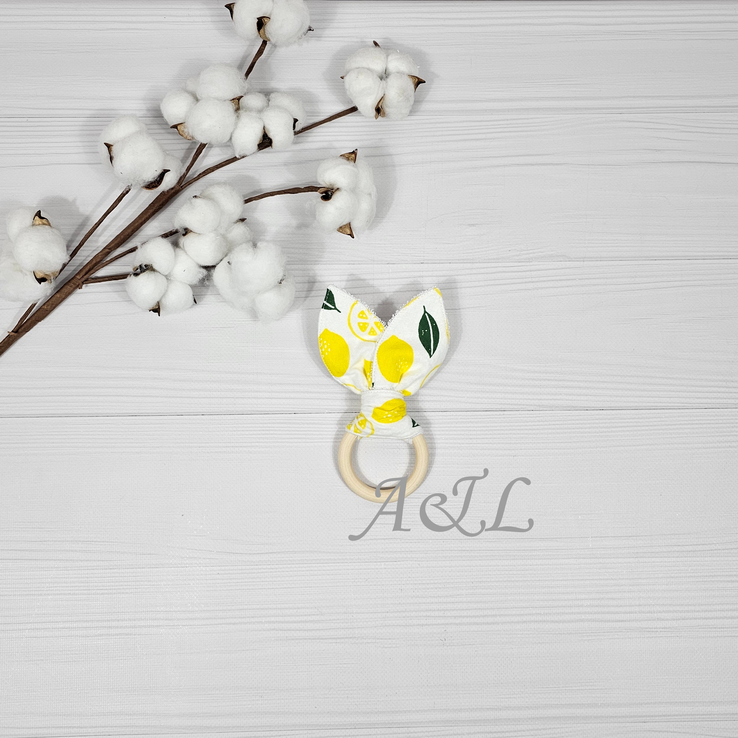 Еко гризунок «Шарудливі вушка» із тканинними "вушками" з малюнком знаки зодіака на білому фоні Еко гризунок «Шарудливі вушка» із тканинними "вушками" з малюнком лимончки на білому фоні