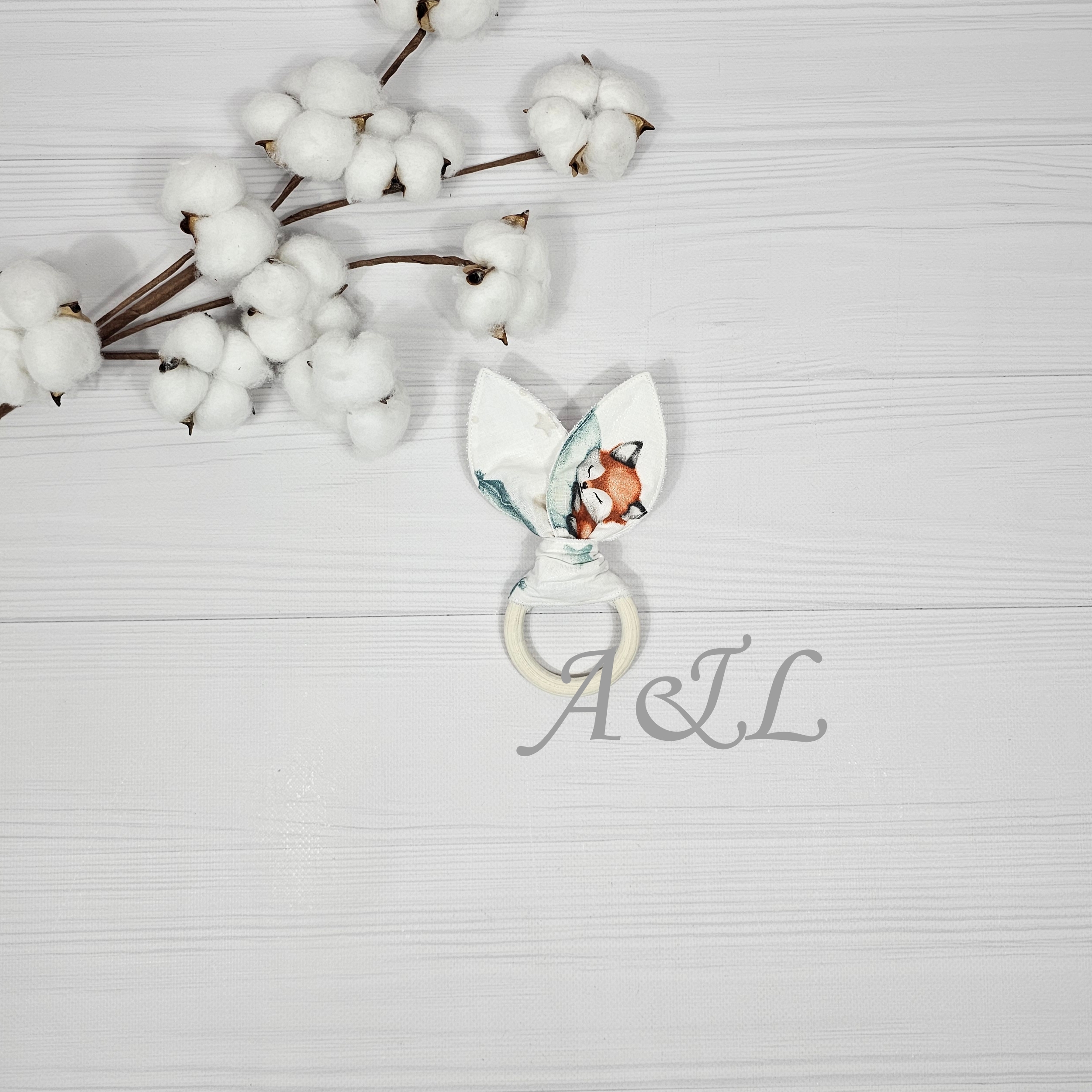 Еко гризунок «Шарудливі вушка» із тканинними "вушками" з малюнком знаки зодіака на білому фоні Еко гризунок «Шарудливі вушка» із тканинними "вушками" з малюнком звірята на подушках на білому фоні