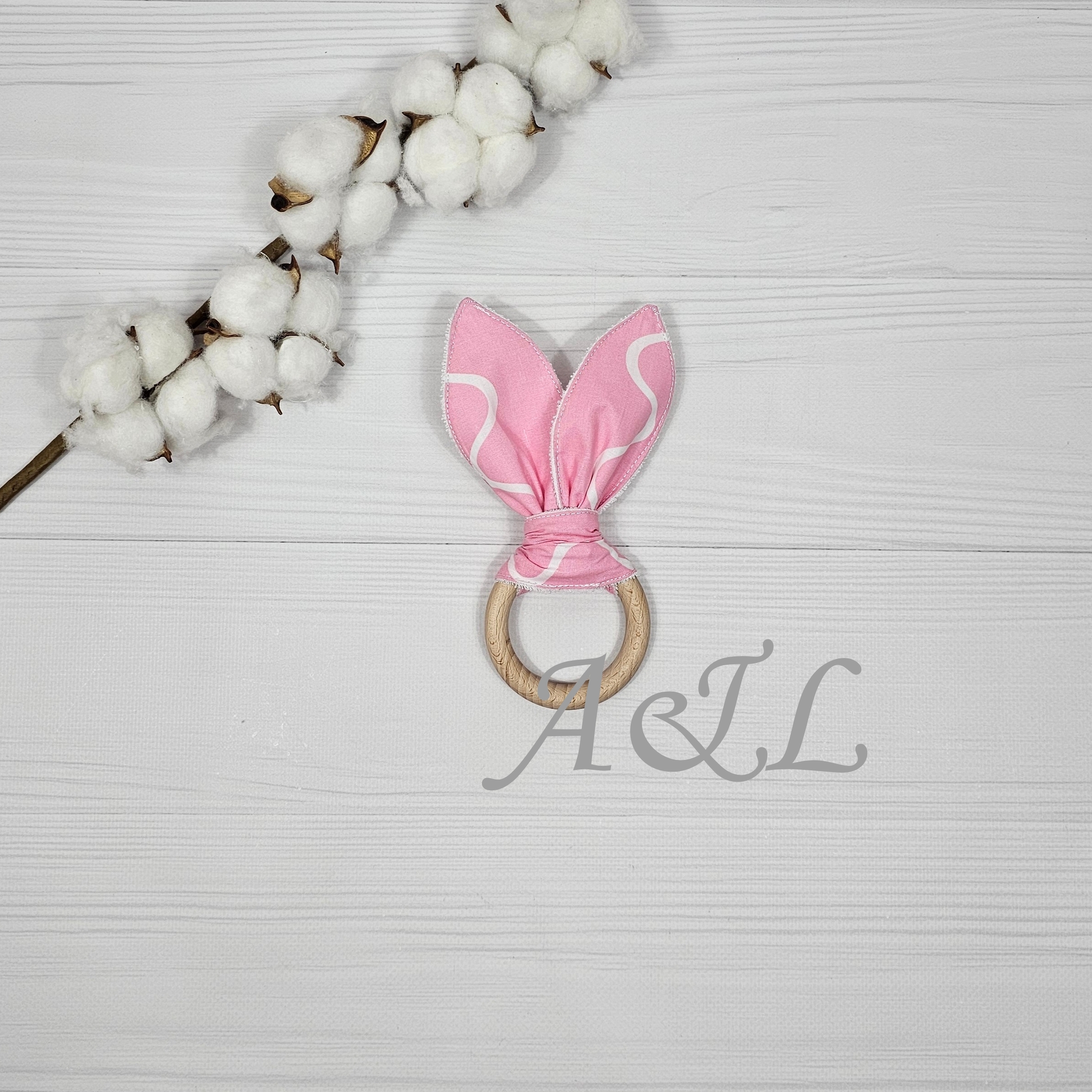 Еко гризунок «Шарудливі вушка» із тканинними "вушками" з малюнком знаки зодіака на білому фоні Еко гризунок «Шарудливі вушка» із тканинними "вушками" з малюнком звірята на подушках на білому фоні