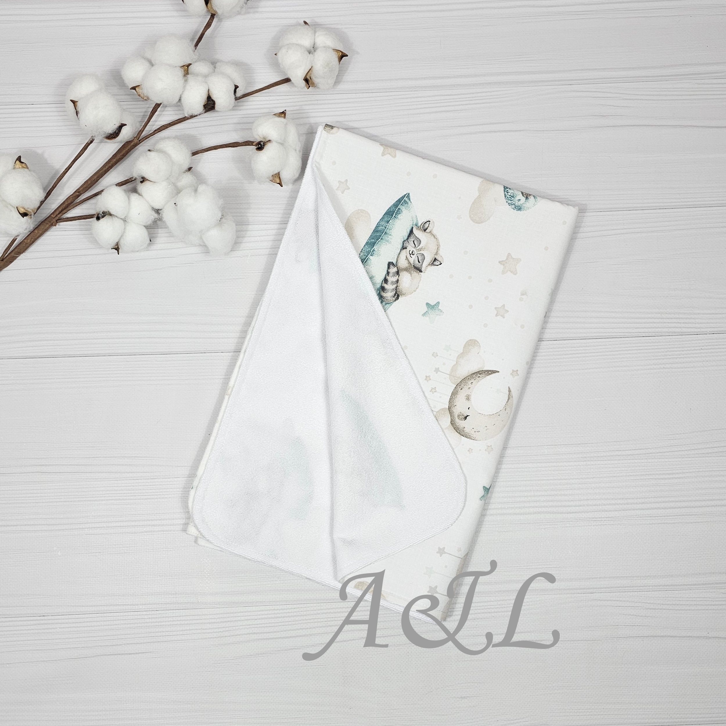 Непромокаюча пелюшка Непромокаюча пелюшка з принтом звірята на подушках, розгорнута на якій зображено зворотню махрову сторону пелюшки.