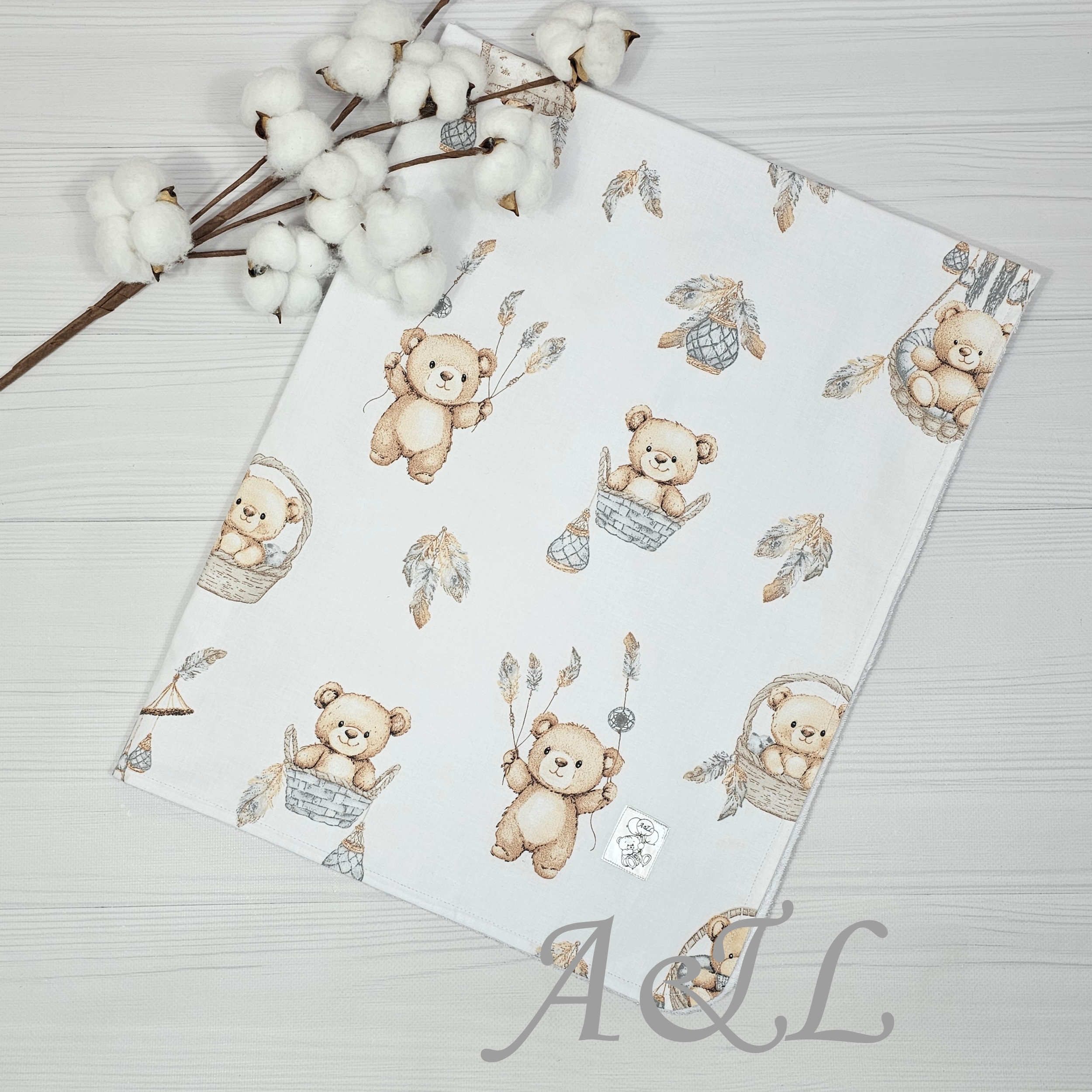 Непромокаюча пелюшка Непромокаюча пелюшка з принтом ведмедики з ловцями снів на світлому фоні.