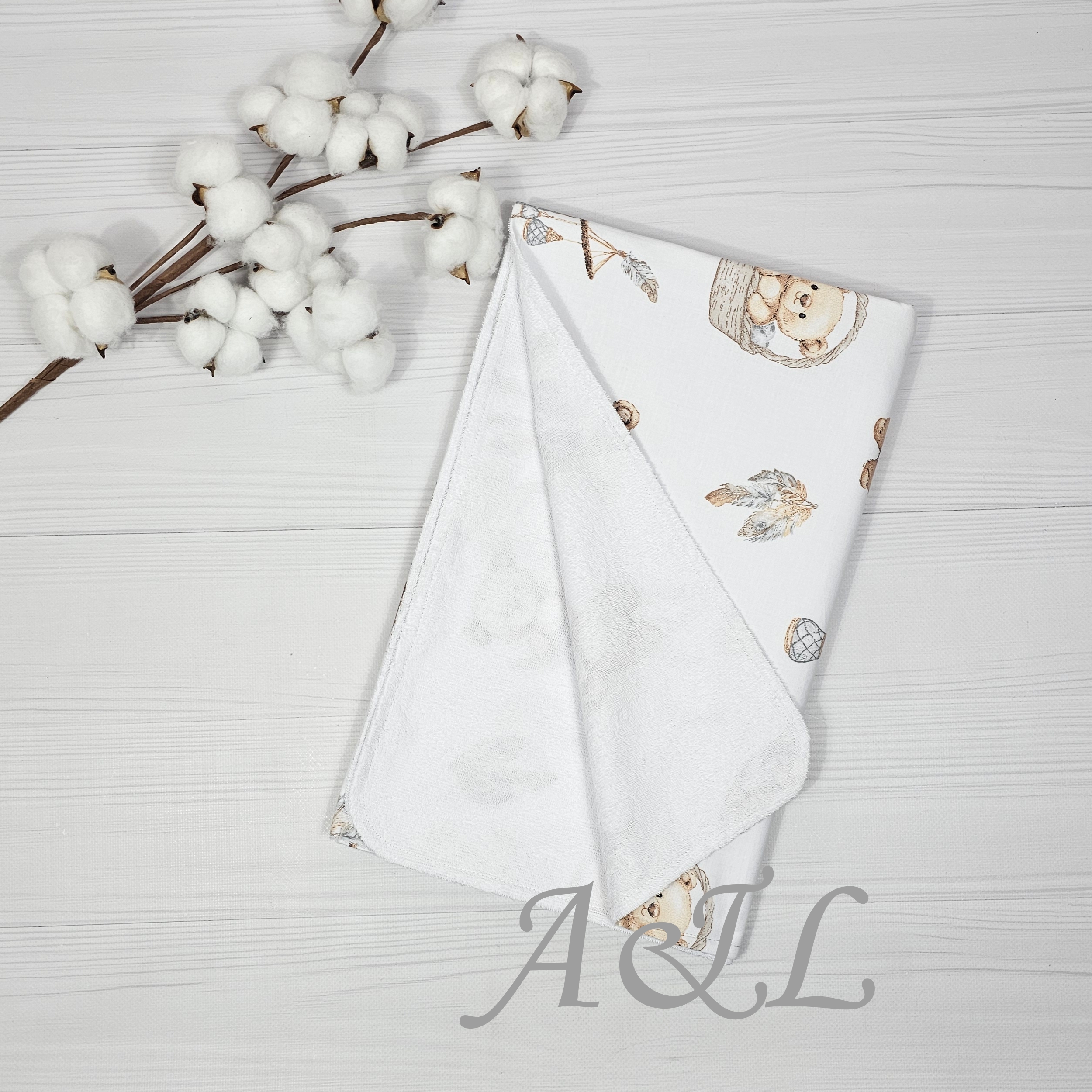 Непромокаюча пелюшка Непромокаюча пелюшка з принтом ведмедики з ловцами снів, розгорнута на якій зображено зворотню махрову сторону пелюшки.