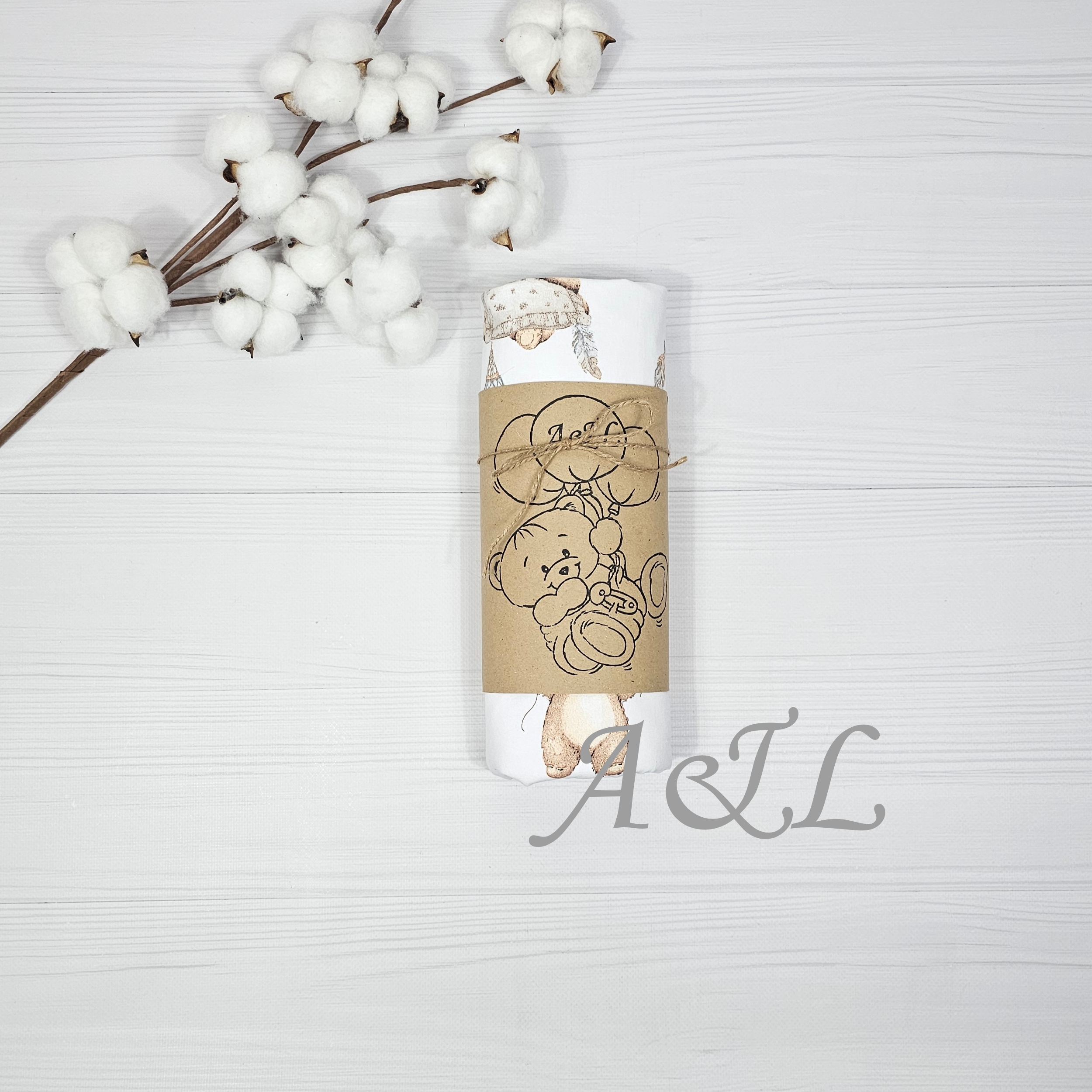 Непромокаюча пелюшка Непромокаюча пелюшка з принтом ведмедики з ловцами снів, запакована в тубус із крафтовим папером та малюнком ведмедика який є логотипом виробника