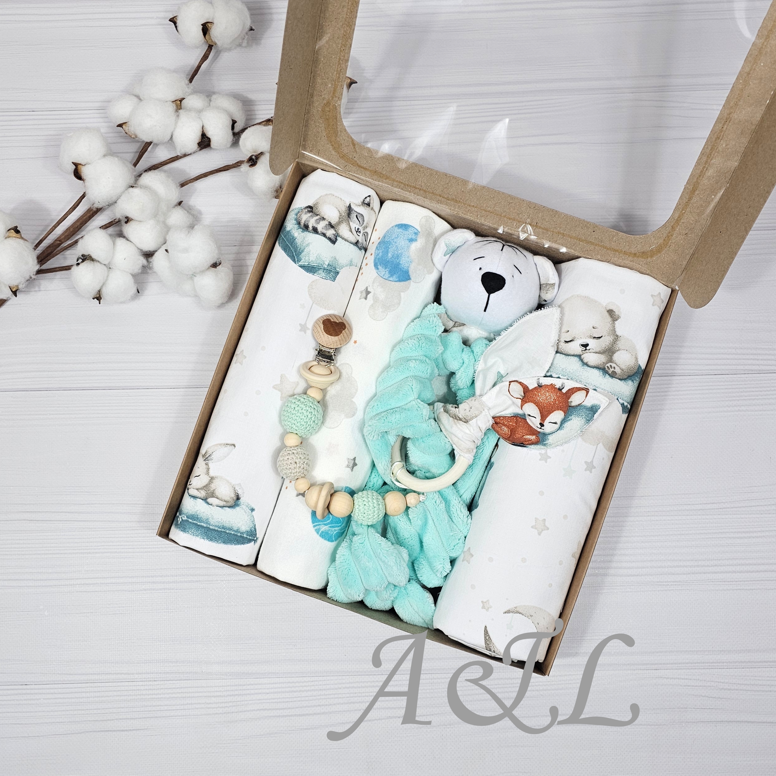 Подарунковий набір для немовляти з пелюшками та комфортером Набір для новонародженого з пелюшками, комфортером і м’якою іграшкою в коробці.
