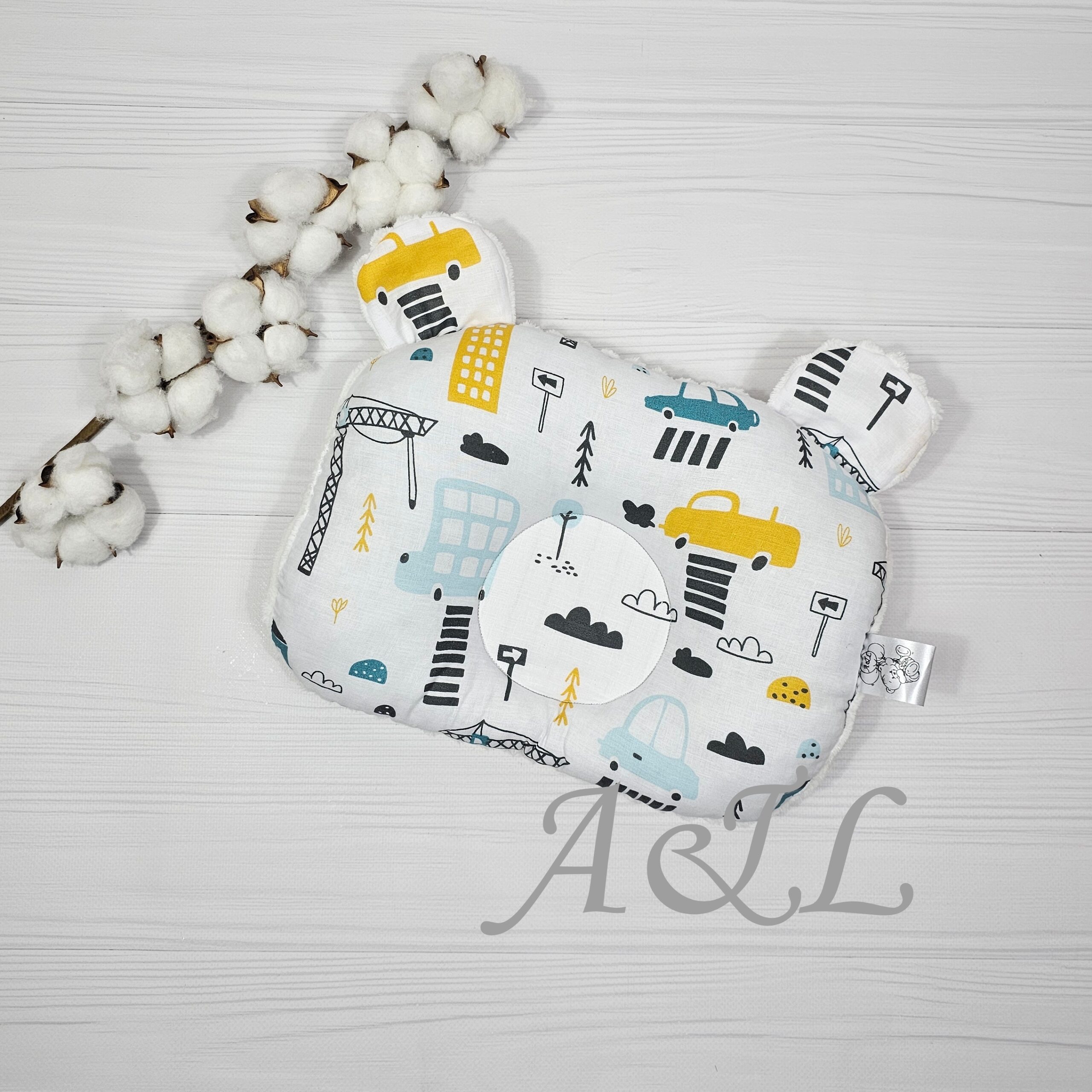 Дитяча ортопедична подушка Дитяча подушка у формі ведмедика з візерунком машинок на білому фоні